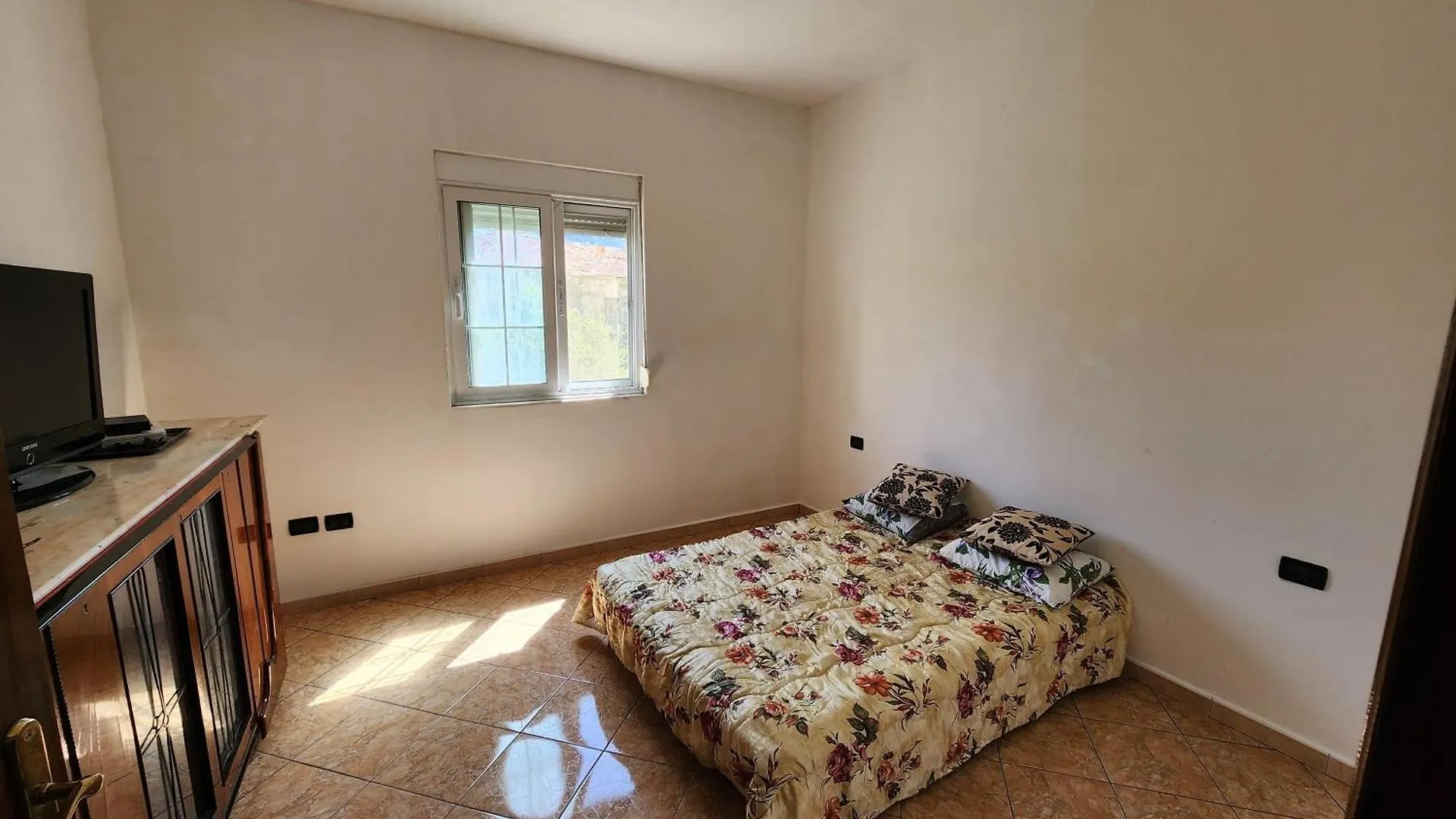 Lungo Mare Apartment فلورا