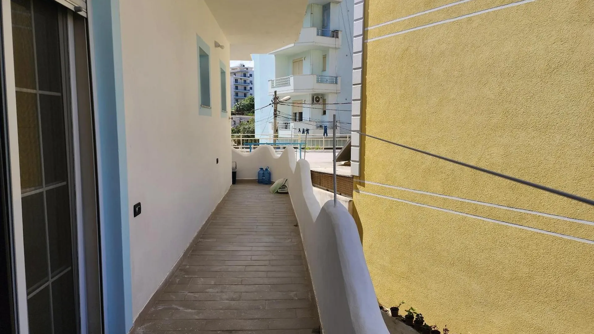 Lungo Mare Apartment فلورا
