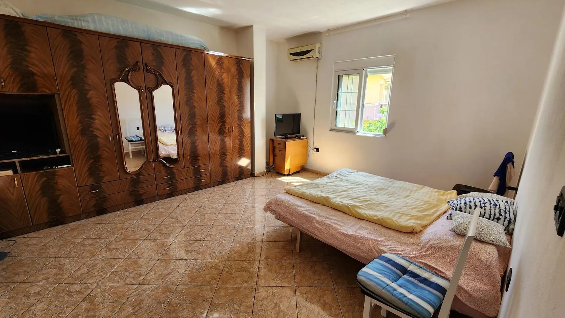 Lungo Mare Apartment فلورا