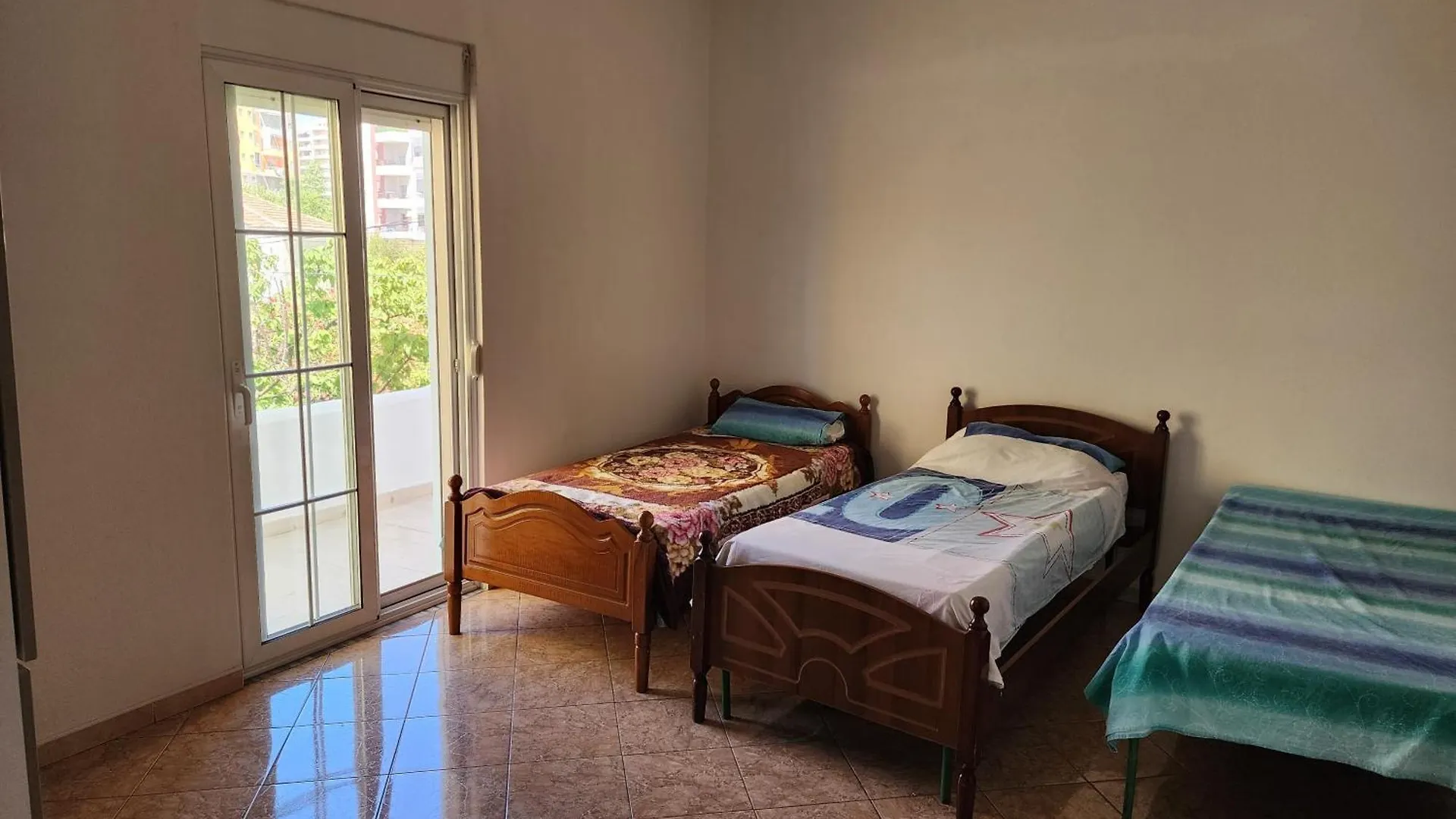 Lungo Mare Apartment فلورا